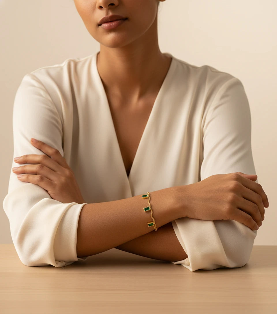Emerald Elegance Wavy Gold Bracelet